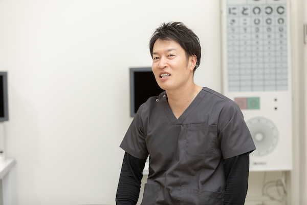 まずは人工涙液などを頻回に点眼。改善しない場合は涙点閉塞も